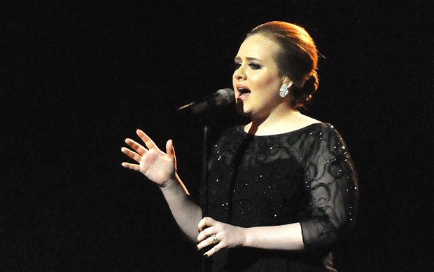 Adele büszke telt alakjára