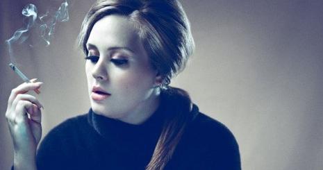 Adele kitart a cigaretta mellett
