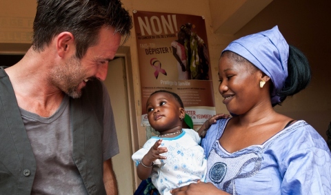 Afrikai gyermekeken segít David Arquette