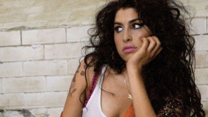 Amy Winehouse elhagyta a rehabot
