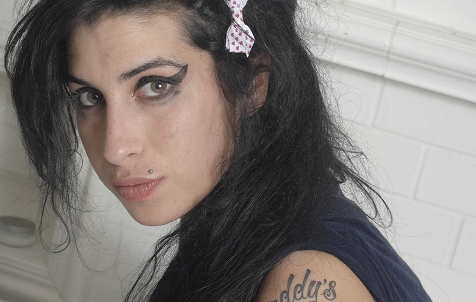 Amy Winehouse újra a listák élén