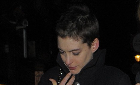 Anne Hathaway fiúsra vágatta a haját