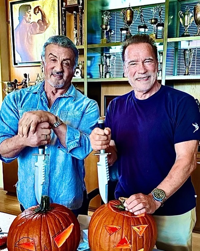 Arnold Schwarzenegger és Sylvester Stallone is készül a Halloweenre: együtt faragtak tököt