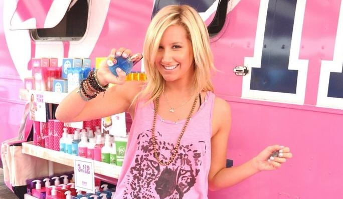 Ashley Tisdale rózsaszínnel a rák ellen
