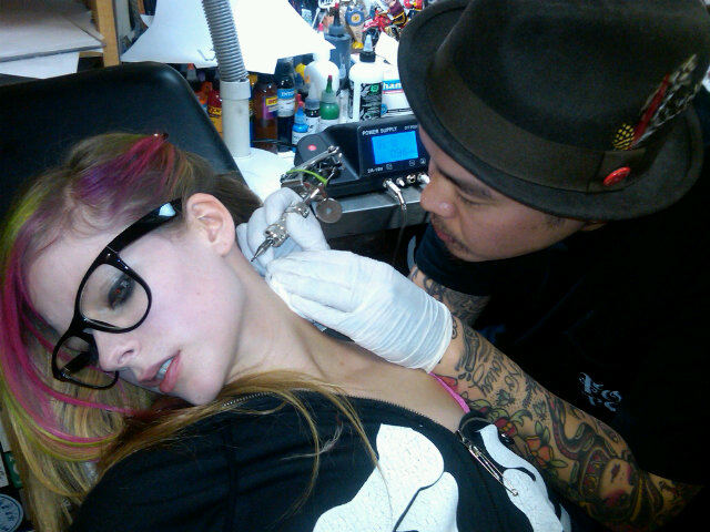 Avril Lavigne új tetoválást varratott magára