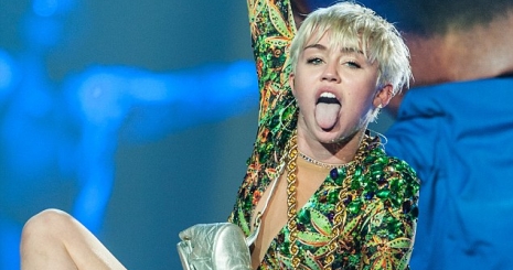 Balesetet okozott Miley nyelve