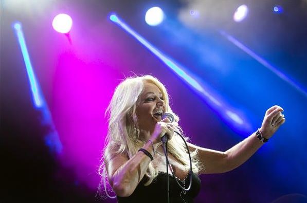 Bonnie Tyler dallal segíti a rászoruló gyermekeket