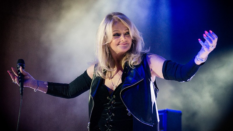 Bonnie Tyler napfogyatkozásban énekli a teljes szívfogyatkozást