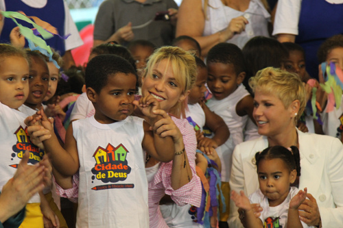 Brazil iskolába látogatott Shakira