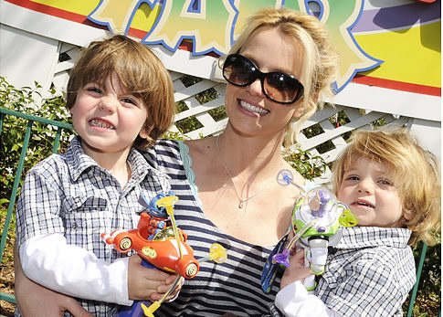 Britney Spears fiára fordítva adták a cipőt