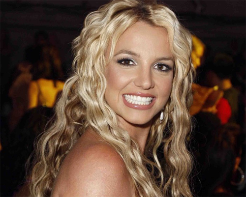 Britney Spears újra recepciós lesz