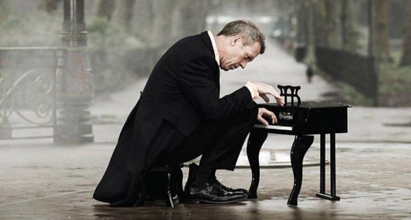 Budapesten koncertezik Hugh Laurie