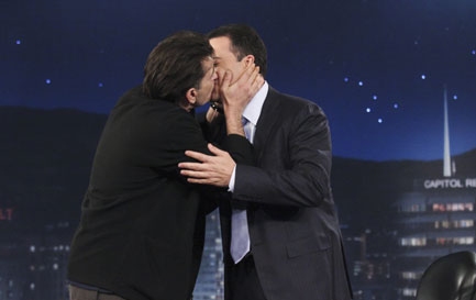 Charlie Sheen megcsókolta Jimmy Kimmelt!