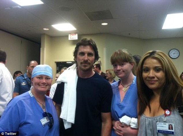 Christian Bale meglátogatta a mozis mészárlás sérültjeit