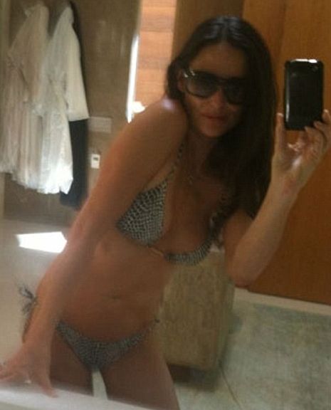 Demi Moore bikiniben fotózza magát a tükörben