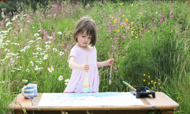 Durva! A hároméves kislány még a művészeket is megszégyeníti