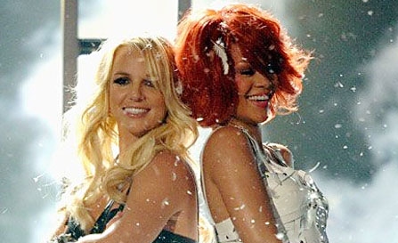 Erotikus táncot lejtett Britney és Rihanna