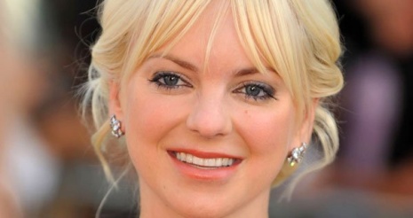 Első gyermekét várja Anna Faris