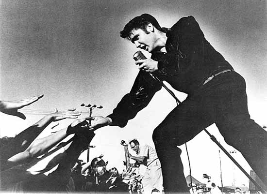 Elvis Presley is visszatér a színpadra
