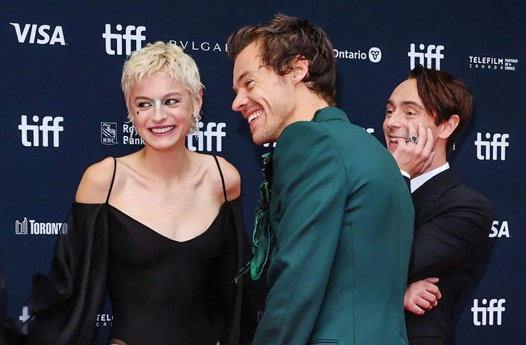 Emma Corrin rettegett, amikor énekelnie kellett Harry Styles előtt