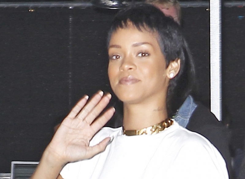 Extra rövidre vágatta haját Rihanna
