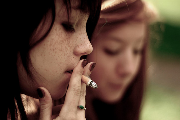 Füstölgő fiatalok