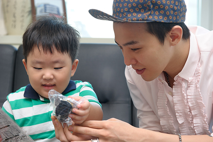 G-Dragon beteg kisfiún segített