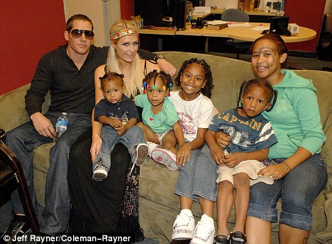 Gyerekeket látogatott meg Paris Hilton