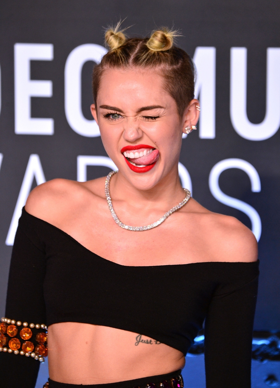 Hatalmas füves cigivel mulatott Miley Cyrus