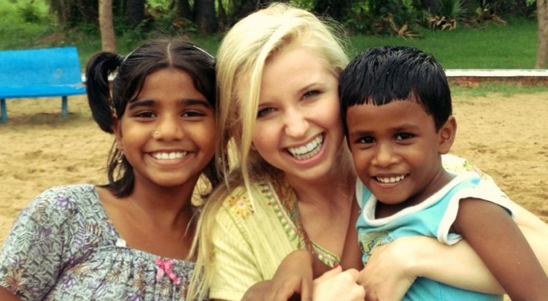 Indiai gyerekekkel játszik Tiffany Houghton