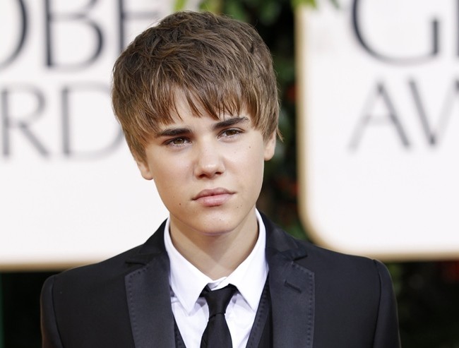 Justin Bieber újraértelmezi a Mikulásgyárat új klipjében