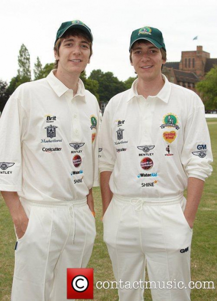 James és Oliver Phelps egy alapítványért krikettezik