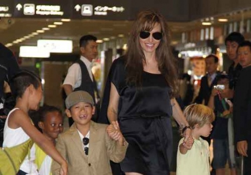 Jolie gyerekei a dadust szólítják mamának