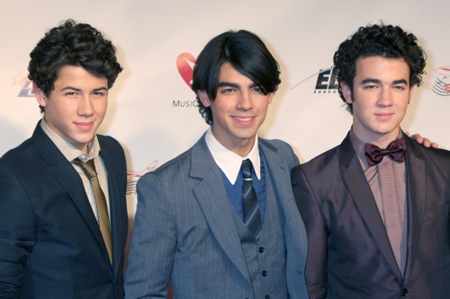 Jótékonykodik a Jonas Brothers