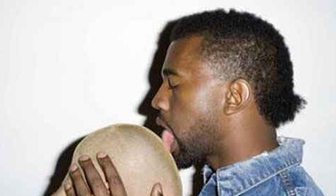 Kanye West szeret nyalni