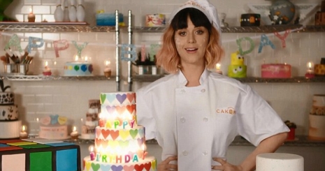 Katy Perry cukrászként népszerűsíti új kislemezét