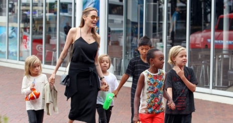 Kengurut és lárvát esznek Angelina Jolie gyerekei