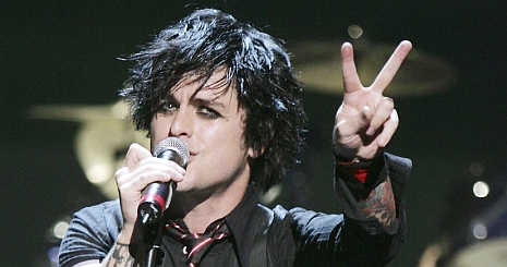 Kidobták a repülőgépről a Green Day énekesét