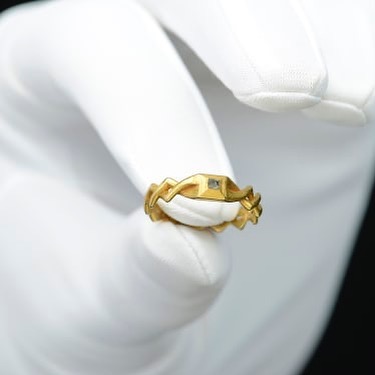 Különleges, elképesztően értékes középkori jegygyűrűt talált egy angliai férfi