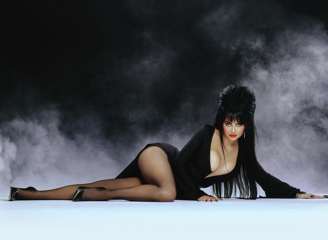 Kylie Jennert kritizálta az Elvira színésznője, Cassandra Peterson