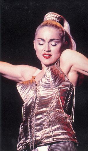 Kylie kölcsönvette Madonna melltartóját