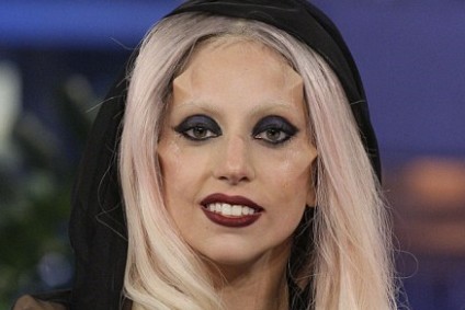 Lady Gaga arcszarvacskákkal sokkolt