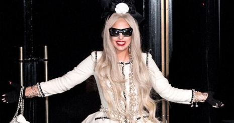 Lady Gaga bemutatta az Applause borítóját