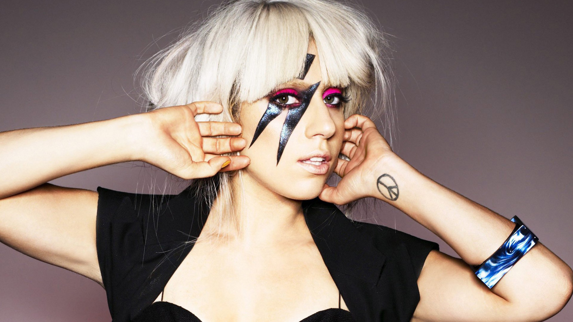 Lady Gaga énekeli a himnuszt az idei Super Bowlon