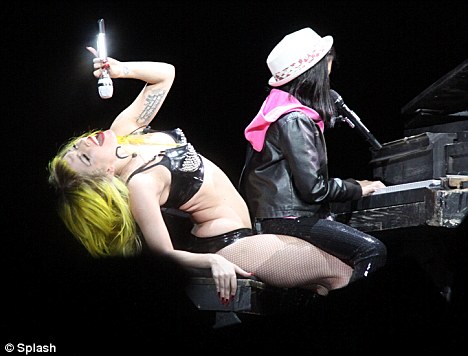 Lady Gaga fiatal rajongójával lépett fel