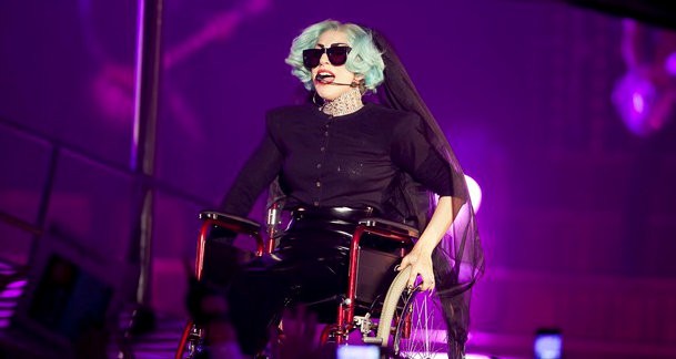 Lady Gaga megsértette a mozgássérülteket? 