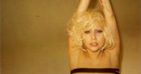Lady Gaga meztelenül, megkötözve pózol