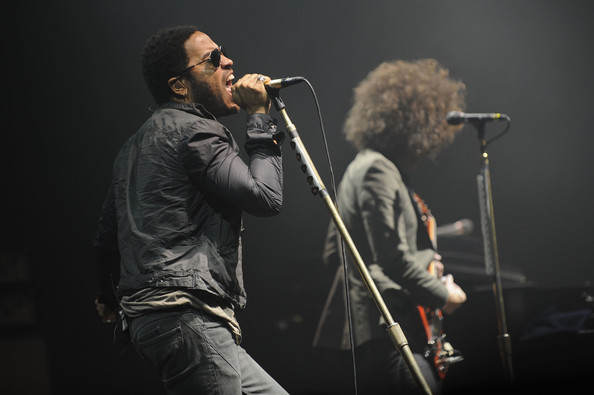 Lenny Kravitz női csizmát húzott