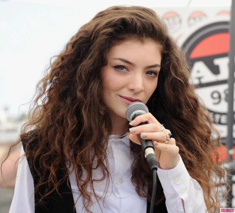Lorde szeret meztelenkedni