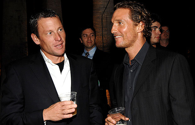Matthew McConaughey kiáll a barátja mellett
